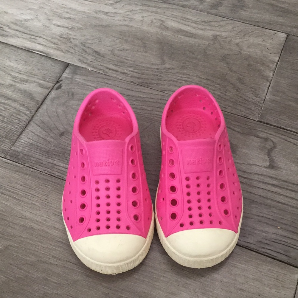 Girls pink Native Jefferson shoes, size 6